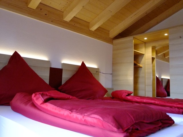 Schlafzimmer mit 2 Betten und TV 2x 120x200cm