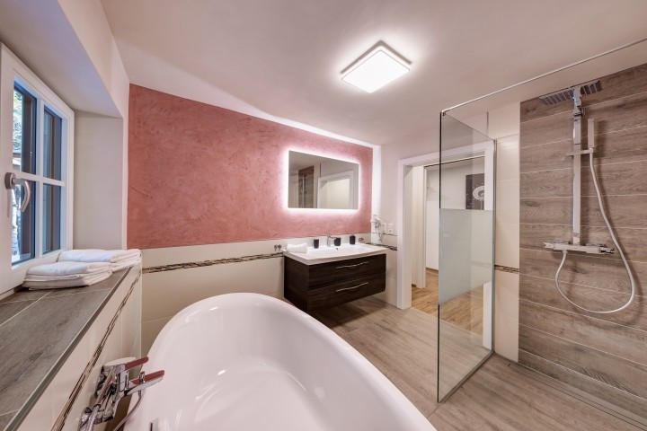 Badezimmer mit freistehender Wanne und Walk-In-Regendusche 