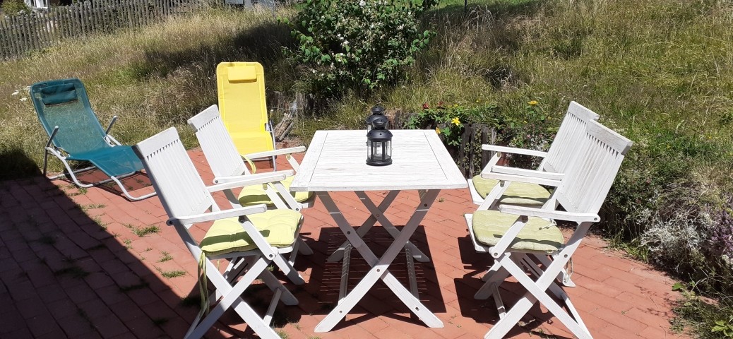 Die Terrasse hinter dem Haus