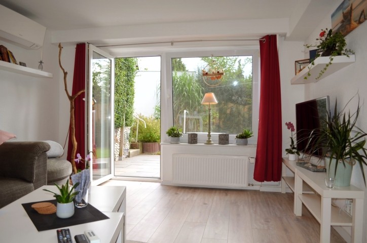Wohnzimmer mit Ausgang zur Sonnenterrasse