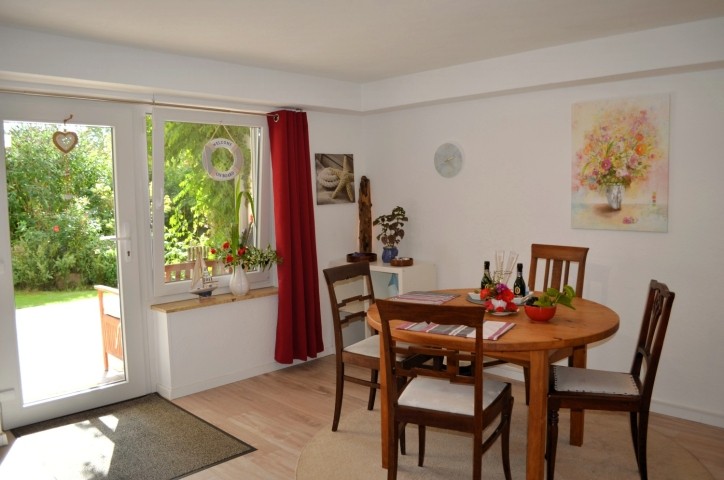 Esszimmer mit Ausgang zur Terrasse
