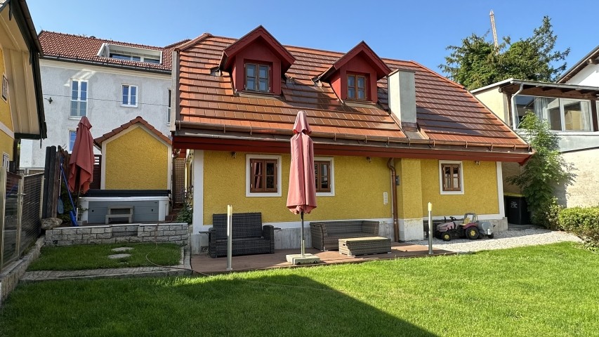 Kuferhaus mit Whirlpool und modernen Lounge Gartenmöbeln.