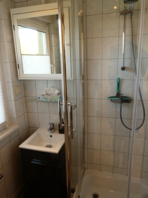 Bad mit Dusche, WC 