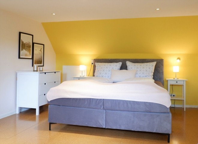 Schlafzimmer 1 mit Boxspringbett (160x200cm) und Kommode