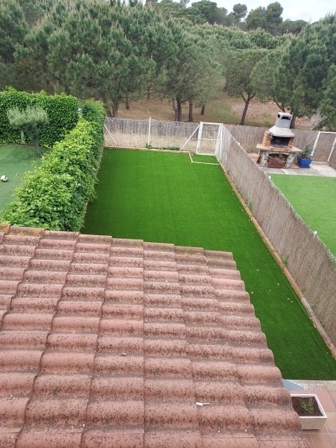 70 qm Garten mit Rasenteppich und Liegen