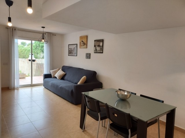 Blick ins Wohnzimmer mit Ausgang zum Garten