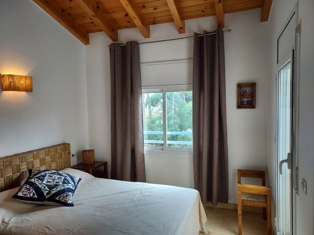 Schlafzimmer 1 mit Doppelbett und Balkon