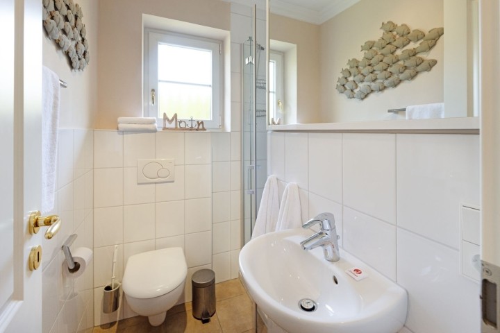 Gäste-WC mit Dusche im Erdgeschoss