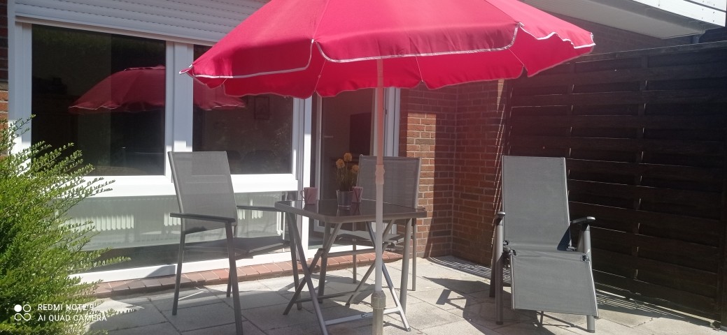 Große sonnige Südterrasse mit modernen Relaxgartenmöbel