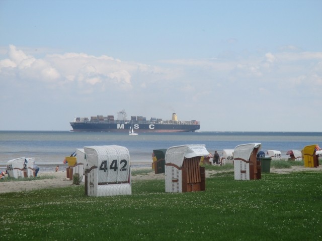 Strand mit Blick zum Schiffsverkehr Jade-Weser-Port
