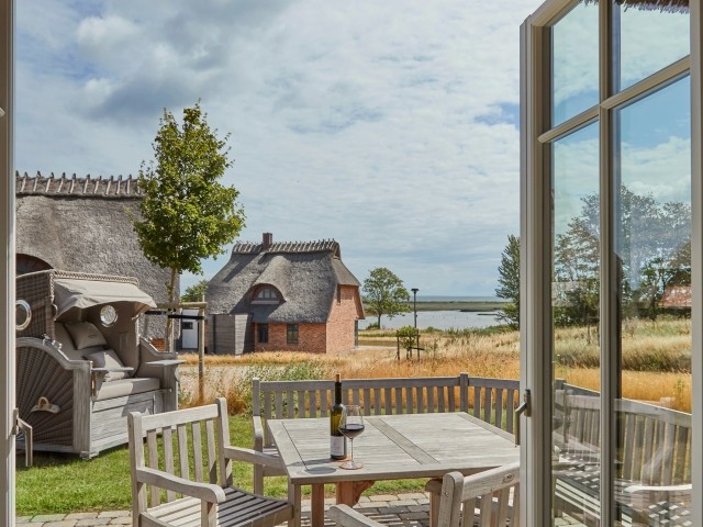Ein Glas Wein genießen mit Blick auf die Ostsee