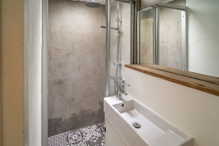 Schönes Badezimmer mit Regendusche