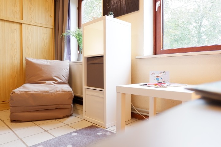 (Kinder-)Schlafzimmer mit Sitzsack und Maltisch