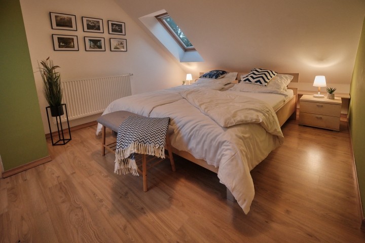Oberes Schlafzimmer mit Doppelbett (2 Einzelmatratzen), TV mit Netflix und Kleiderschrank