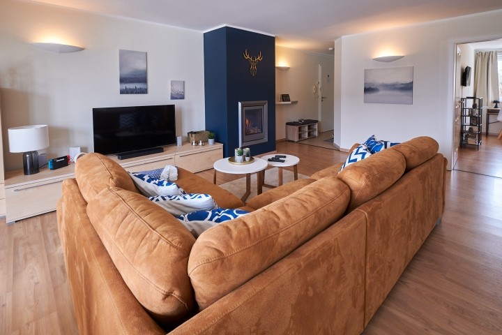 Großzügiges Wohn- und Esszimmer bildet das Herz der Wohnung. Die bequeme Couch lässt sich zu einem komfortablen weiteren Bett umbauen