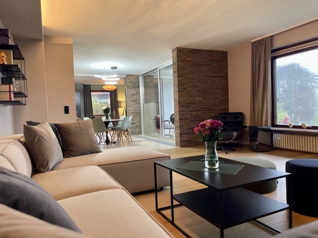 Das Wohnzimmer mit Blick in das Esszimmer