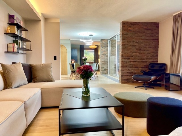 Das Wohnzimmer mit Blick in das Esszimmer