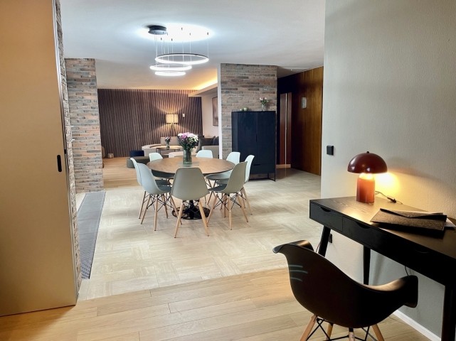 Das Arbeitszimmer mit Blick in das Esszimmer
