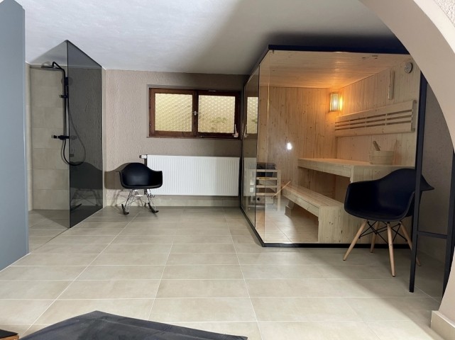 Der Wellnessbereich mit Sauna und Dusche