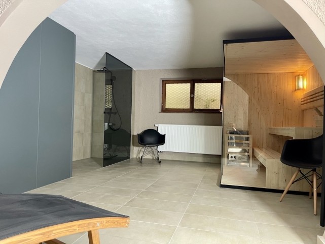 Der Wellnessbereich mit Sauna, Dusche und Liegen