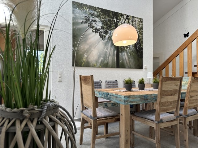 großer Design-Echtholztisch