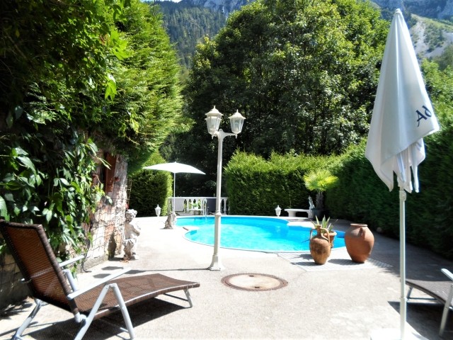 Swimming Pool für die Gäste mit Sonnenliegen