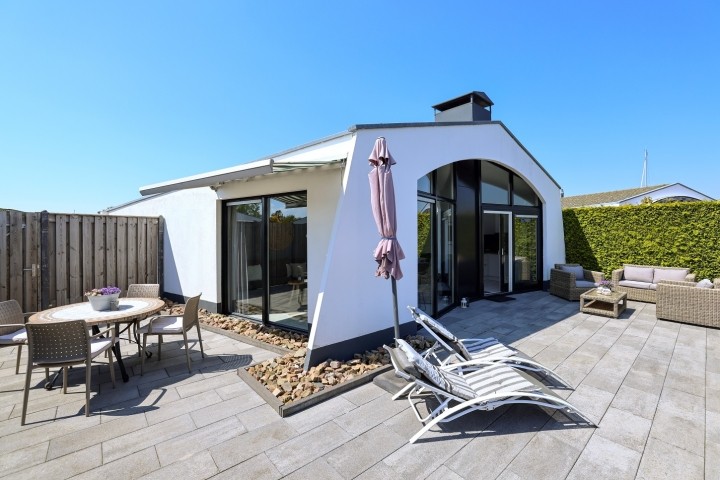 grosse eingezaeunte Terrasse