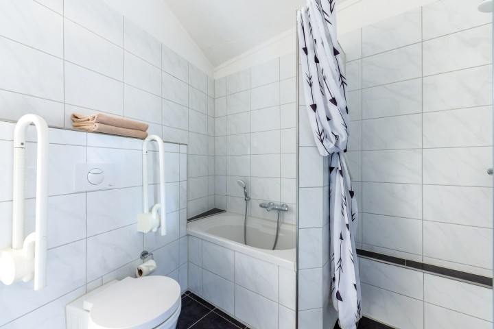 kleine Wanne und Buegel  am WC