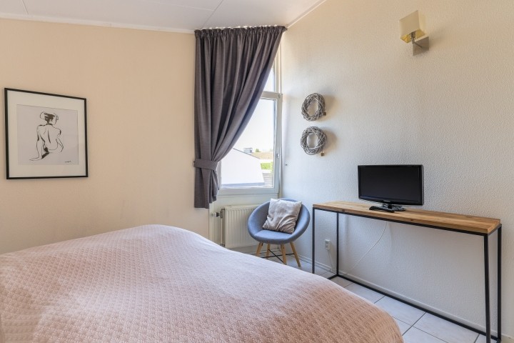 Schalfzimmer mit TV und Fliegengitter