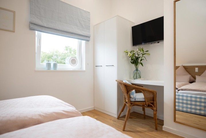Villa am See - Schlafzimmer mit maßgefertigten Betten