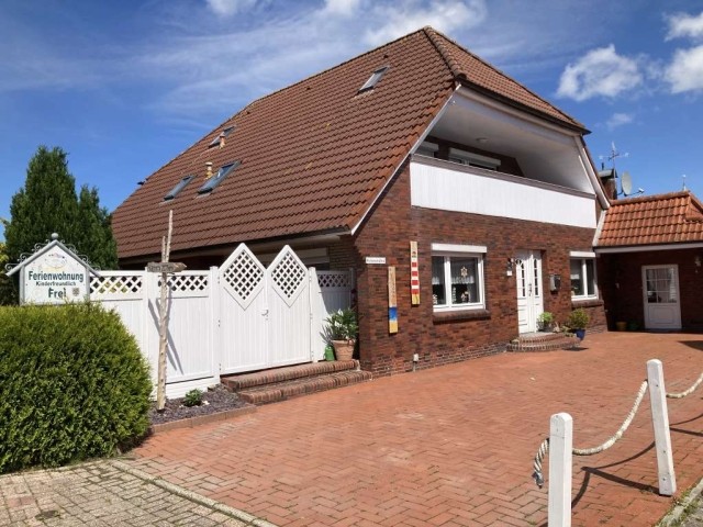 Hausansicht, links der Eingang zum Garten