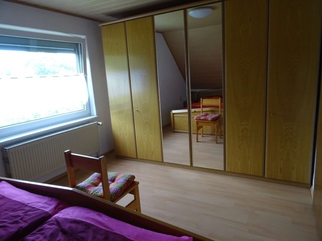 großer Schlafzimmerschrank