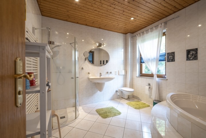 Großes Badezimmer