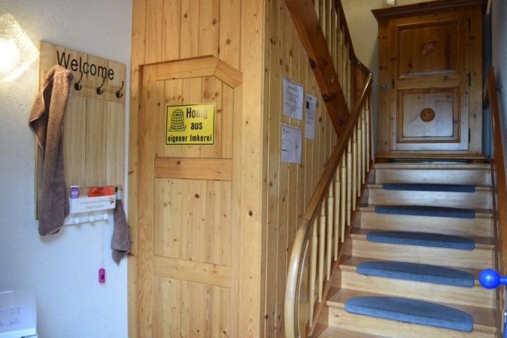 Treppenhaus Dogstation mit Handtücher, Kotbeutel