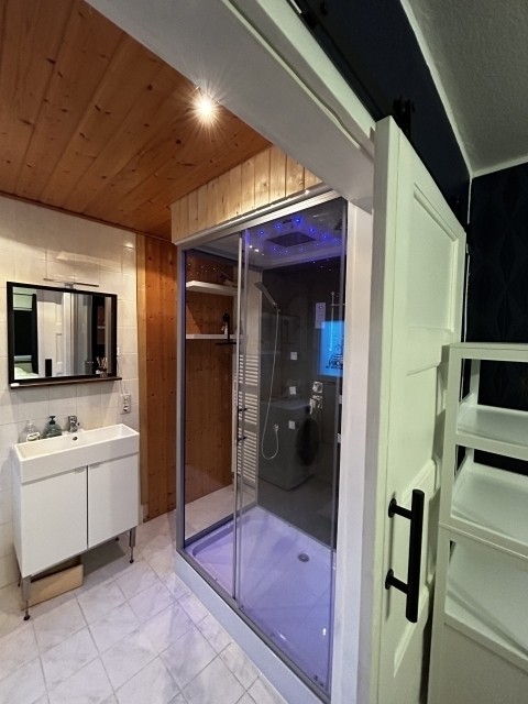 Bad im EG mit Wellness-Dusche