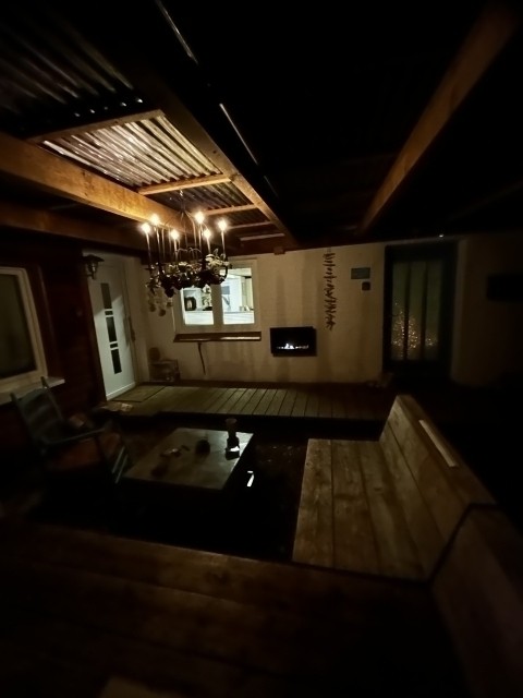 Überdachte Terrasse mit Ethanol-Kamin
