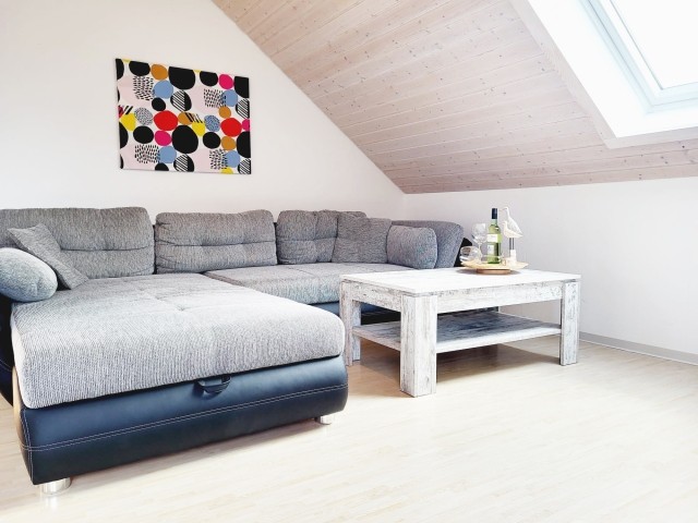 Wohnbereich im Dachgeschoss. Das Sofa eignet sich ideal als zus. Schlafmöglichkeit für 2 Personen