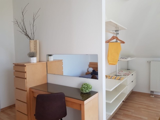 begehbarer Kleiderschrank im Schlafzimmer 1