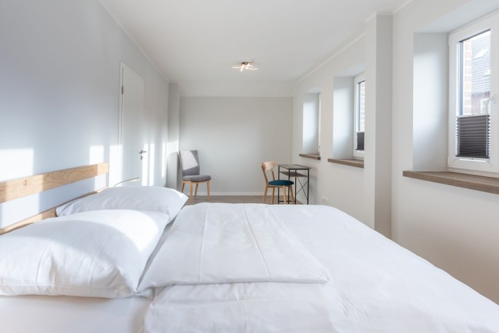 Westwind - Zweites Schlafzimmer mit großem Doppelbett und Schreibtisch 