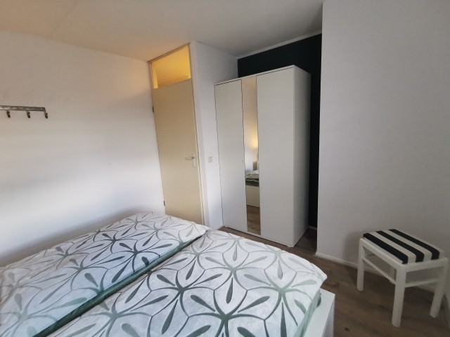 gemütliches Schlafzimmer mit neuen Doppelbett