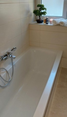 Großzügiges Badezimmer mit ebenerdiger Dusche und Badewanne