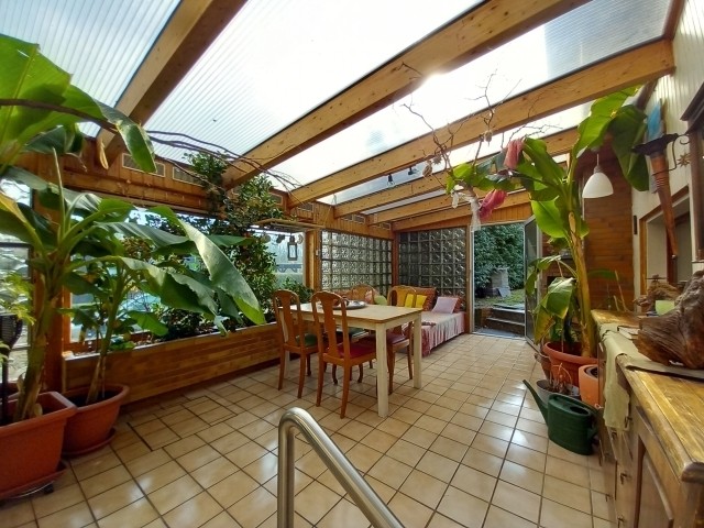 Ihr großer und sonniger Wintergarten mit tropischen Pflanzen (Zitrone, Mandarine, Bananen etc.), offenem Kamin und Zugang zum Garten