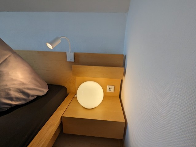 Nachtischlampe, Leselampe, Steckdose und 2 USB- Steckdosen an jedem Bett