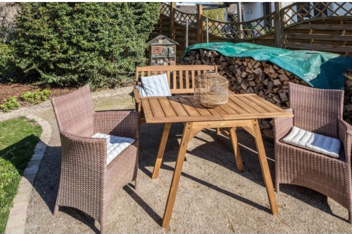 Sitzplatz für Gäste in eingezäuntem  Gartenteil für die Gäste..