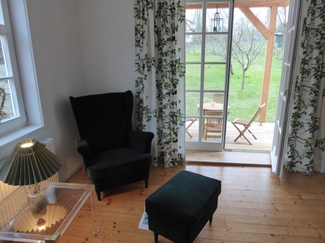 Sitzecke im Wohnzimmer mit Blick auf die Terrasse