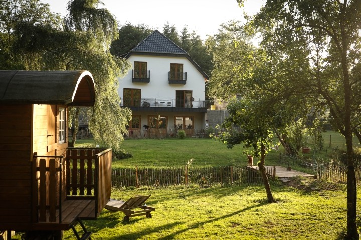 Blick in den Garten, vom Wald aus