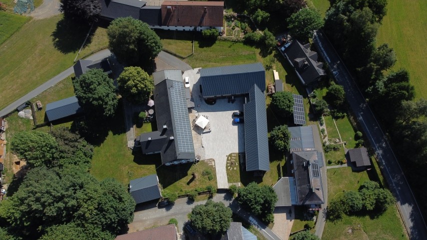 Unser Hof - auf der linken Seite Ihr eigener Bereich (Terrasse mit Sonnenschirm)