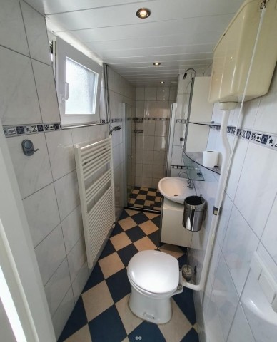Badezeimmer mit Dusche/WC/Waschbecken