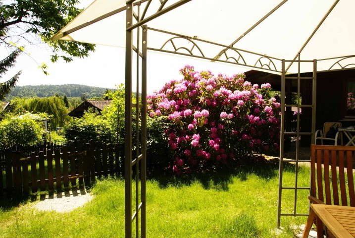 Garten mit Pavillon