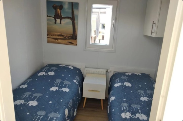 Schlafzimmer mit zwei Einzelbetten